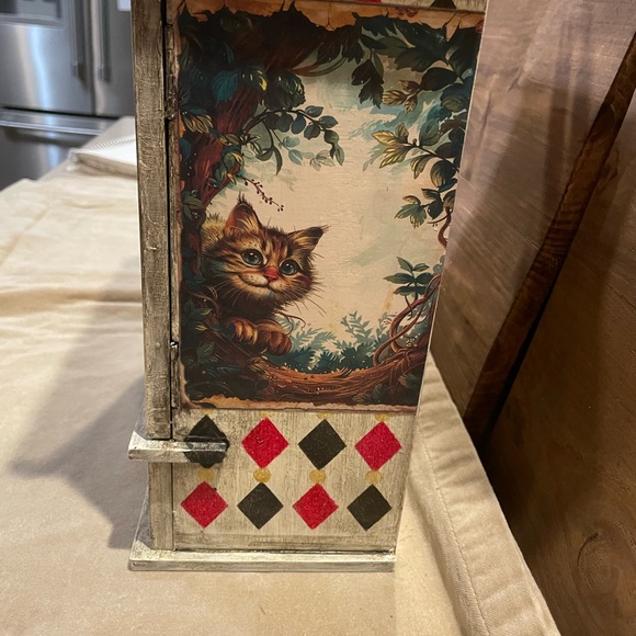 Alice in Wonderland Jewelry Box - Picture 4 of 8